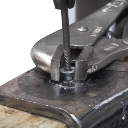 How To Use A Screw Extractor