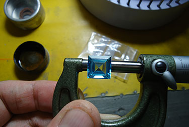 How to hold a Micrometer